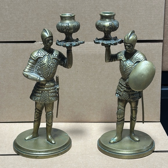 PAIR VINTAGE BRASS FIGURAL MEDIEVAL ARMORED KNIGHTS SHIELDS SWORDS CANDLE
HOLDER - Picture 1 of 7